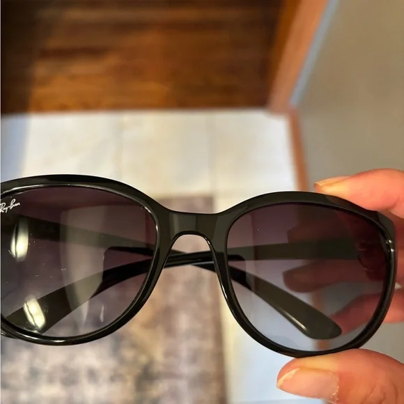 Ray-Ban Black Sunglasses Classic Style - Picture 2 of 3